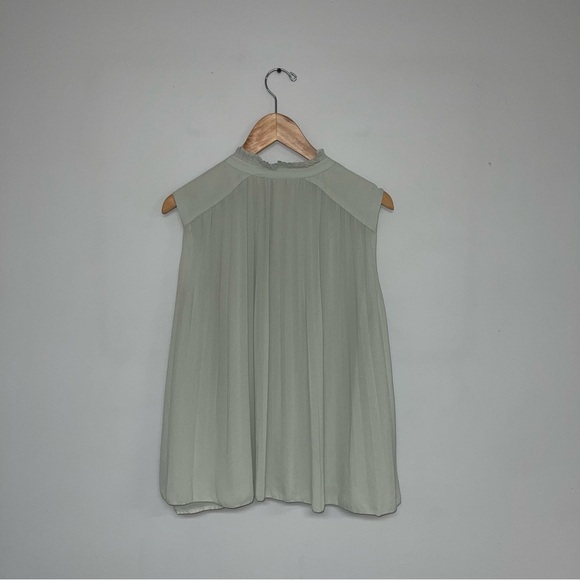 H&M Pleated Blouse Women's Size Medium Light Green Sage Sleeveless‎ Flowy A-Line - Picture 6 of 9